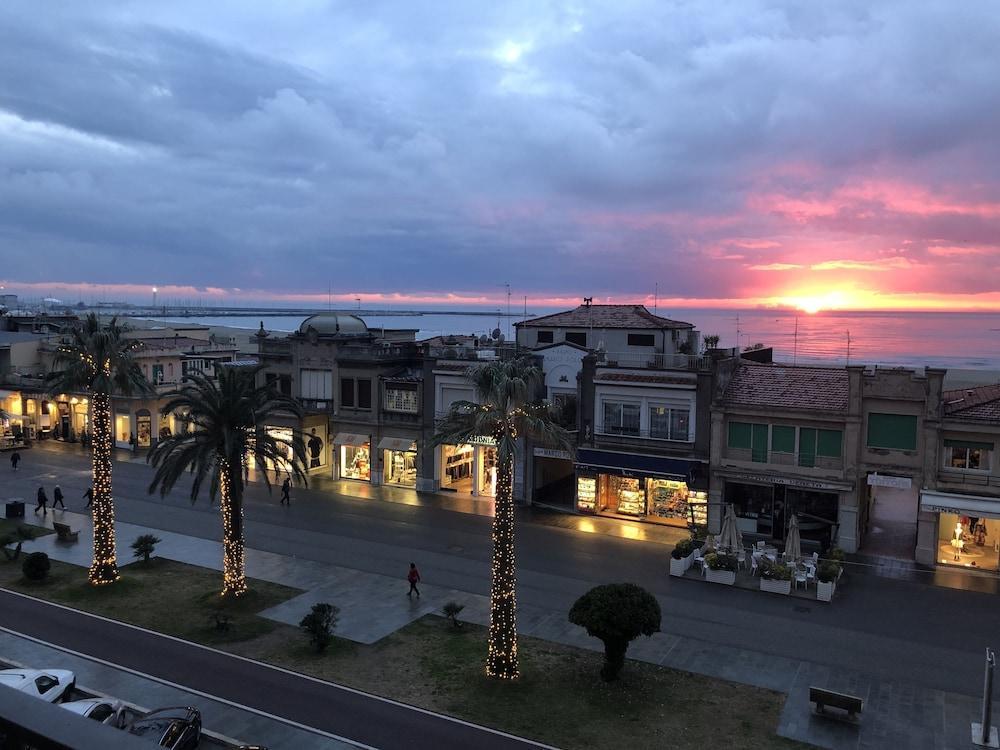 Hotel Bella Riviera Lungomare Viareggio Extérieur photo